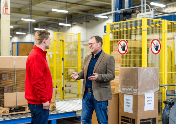 Een medewerker op de werkvloer tijdens een veiligheidsinspectie. Psychosociale arbeidsbelasting ontstaat vaak door factoren die minder zichtbaar zijn dan fysieke risico's.