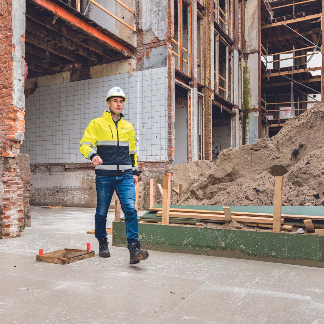 Adviseur voert kwaliteitsinspectie uit op locatie voor BRL-certificering