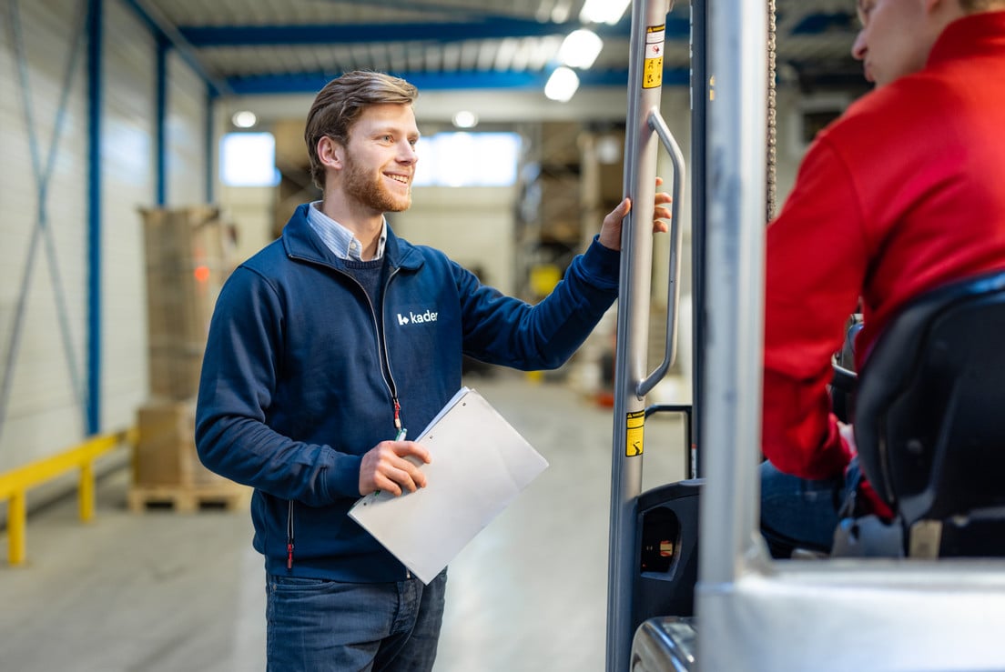 man in magazijn voert rie uit