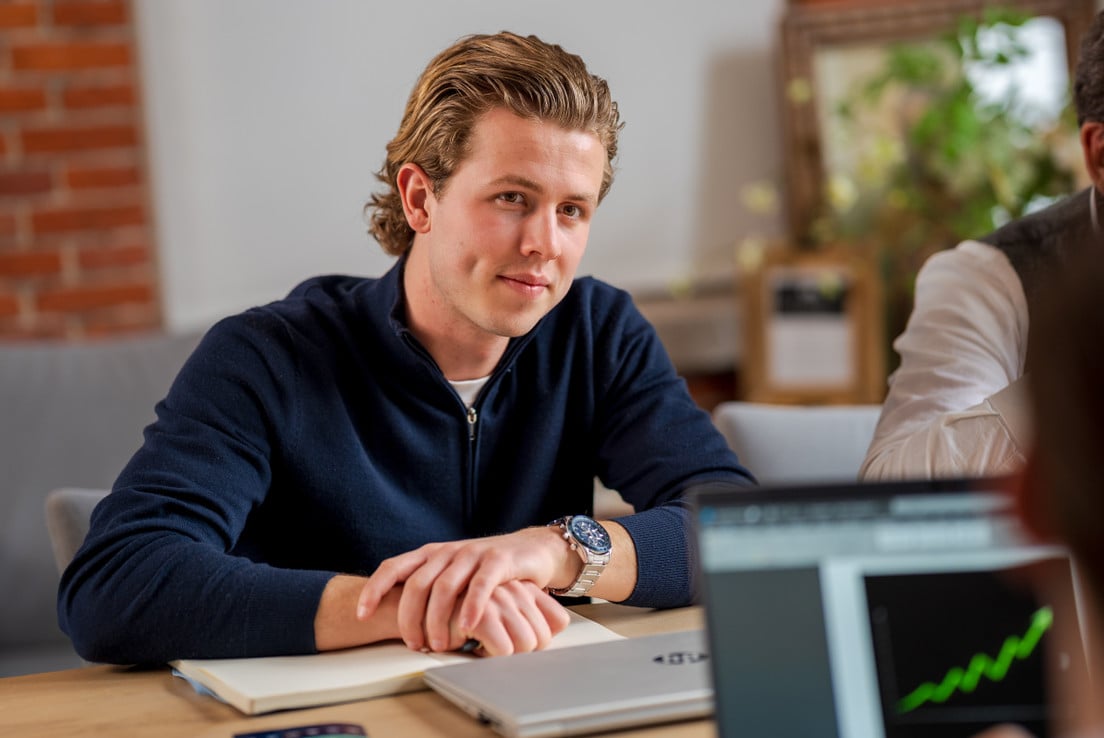 Man-luistert-naar-collega-psa