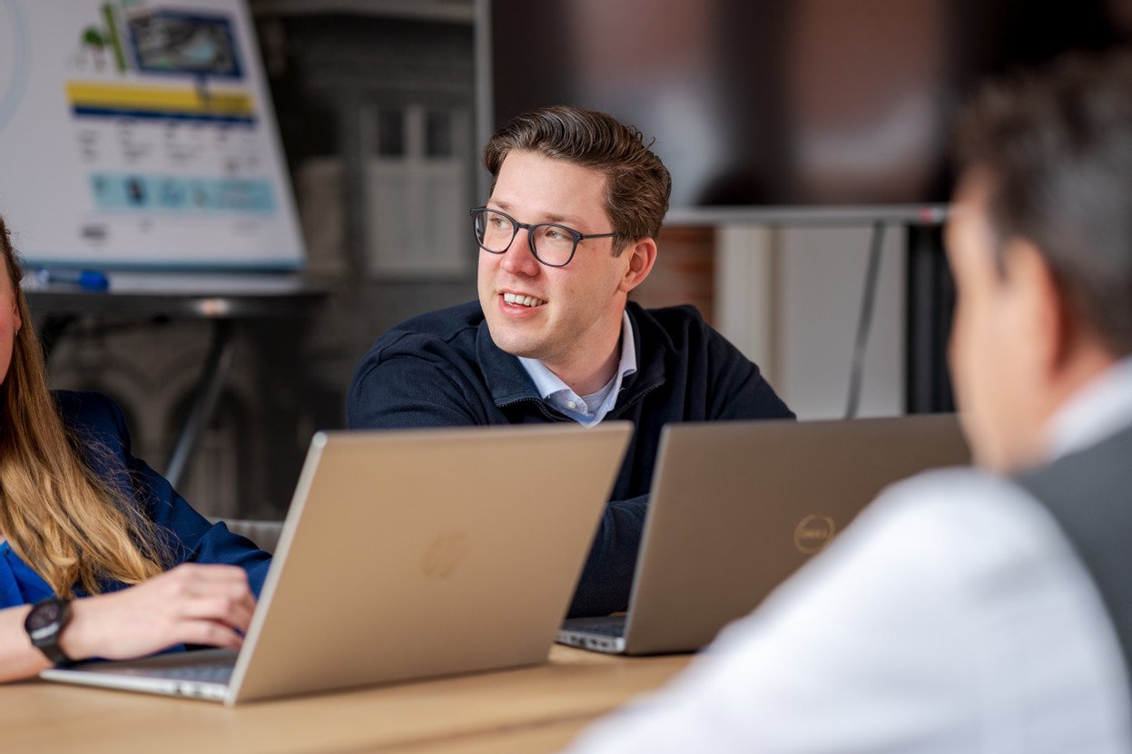 Teamoverleg met laptops