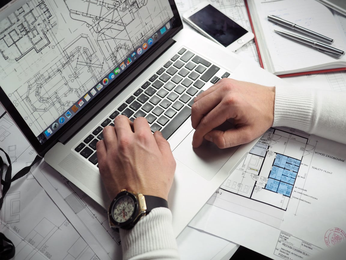 man werkt aan plan werkstress