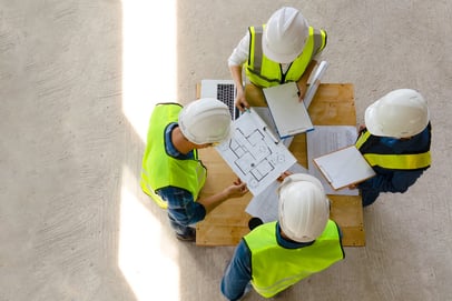 werkmannen bezig met projectplan