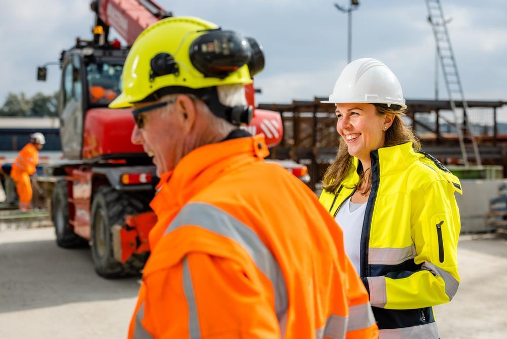 Twee mensen met helm op bouwplaats