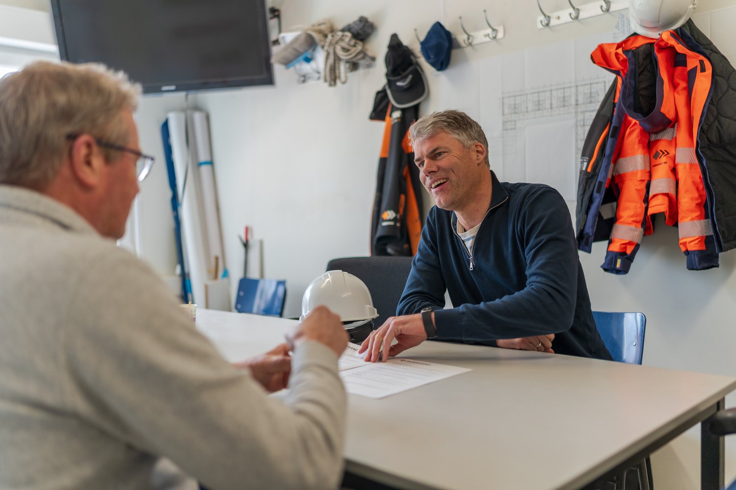 Overleg tussen twee personen aan tafel